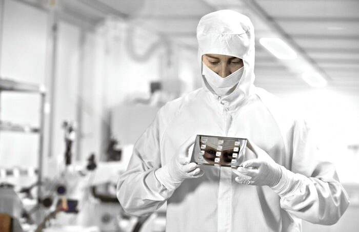 Jenoptik manufactures special high-tech components for the semiconductor industry, whose high-precision production takes place under special conditions.