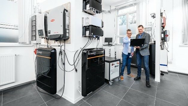 In Dresden testet und optimiert Kiwigrid die Konnektivität und Steuerung dezentraler Energieressourcen.