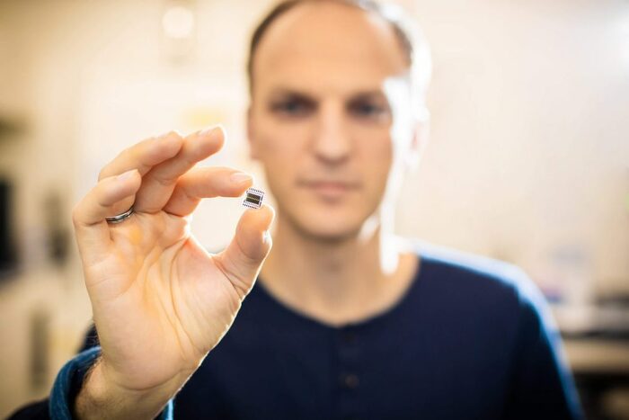Dr. Ronny Timmreck, CEO of the Dresden-based high-tech manufacturer Senorics, with one of his promising mini-sensors.