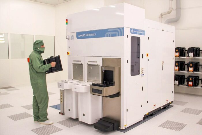 eBeam metrology equipment from Applied Materials in the Fraunhofer IPMS clean room.