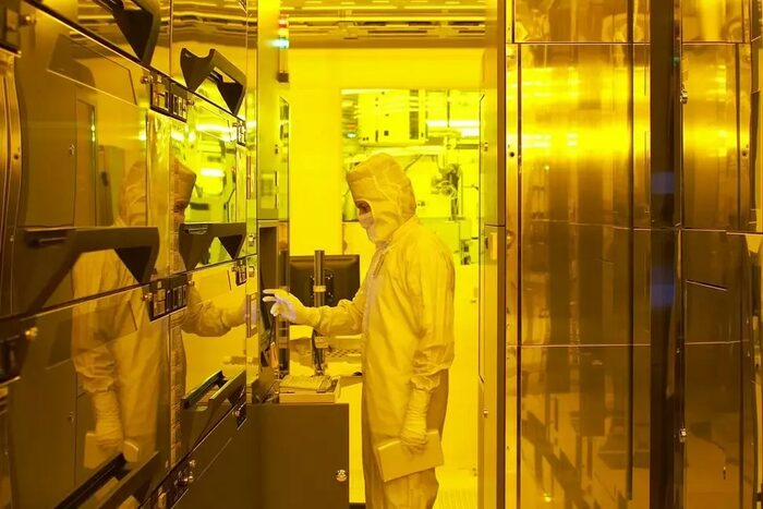 Man in protective suit in the Fab1 laboratory at Globalfoundries Dresden