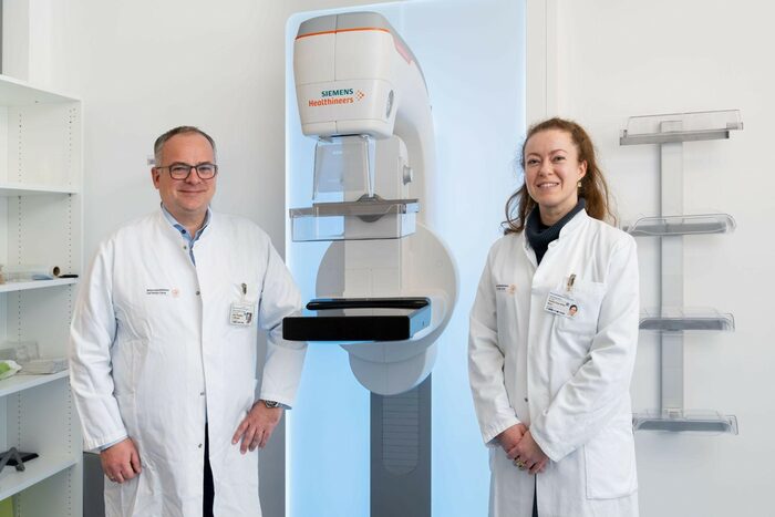Radiologists at Dresden University Hospital in front of a machine