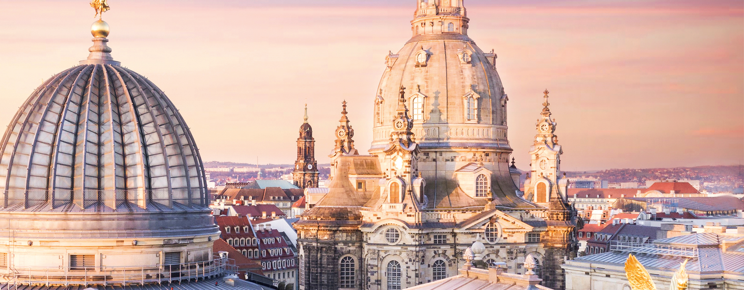 Das Bild zeigt die historische Altstadt von oben mit Blick auf die Frauenkirche Dresden. Mit Klick auf das Bild öffnet sich der Film auf youtube zum Hochtechnologiestandort Dresden.