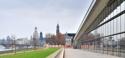 Neue Elbpromenade: Internationales Congress Center vor der Kulisse der Dresdner Altstadt