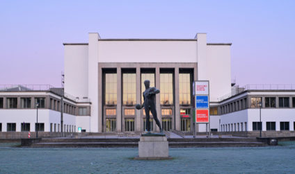 Blick auf das Gebäude und den Haupteingang des Hygiene Museums bei Abenddämmerung.