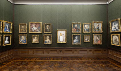 Вид на Кабинет Пастели в Картинной галерее старых мастеров. "Шоколадная девочка" Лиотарда висит посередине.