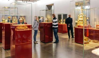 Посетители осматривают выставку с объектами в витринах "Нового Зеленого Хранилища".