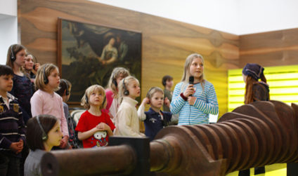 Большое количество заинтересованных и горячо слушающих детей в Детском музее Немецкого музея гигиены.
