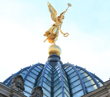 Der goldene Engel auf der Glaskuppel der Kunstakademie Dresden
