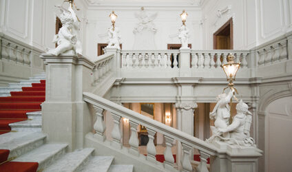 Die weiße Englische Treppe mit Skulpturen der Erdteile im Residenzschloss.