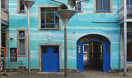 Der Hof der Elemente bestehend aus einer blaufarbenen Fassade