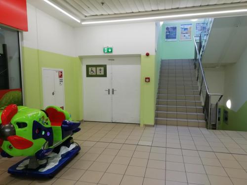 Rollstuhl-WC (Ebene 1)