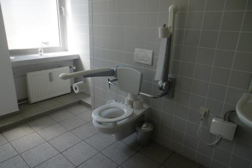 Rollstuhl-WC (1. OG)