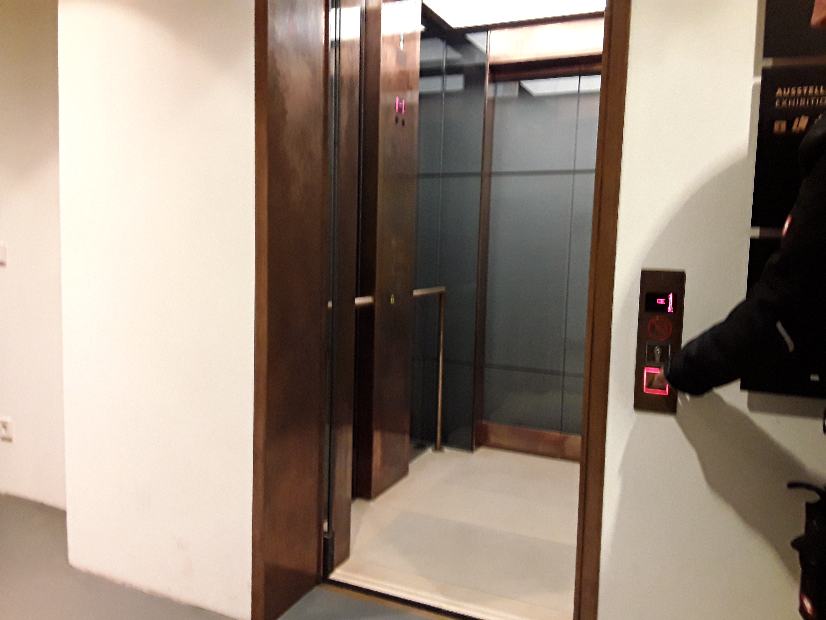 Aufzug Mathematisch-Physikalischer Salon