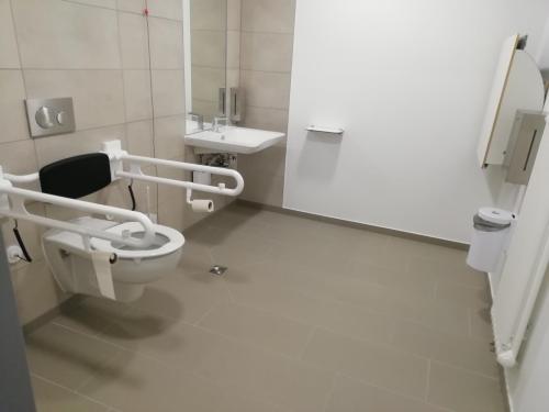 Rollstuhl-WC (1. OG)