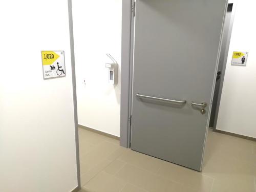 Rollstuhl-WC (1. OG)