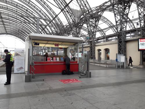 DB-Information in der Bahnhofshalle (Erdgeschoss)
