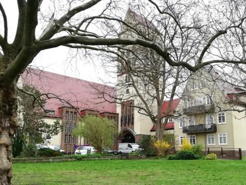 Apostelkirche Dresden Trachau mit Pfarramt