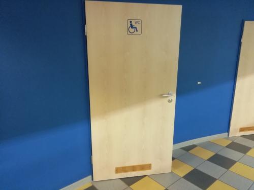 Rollstuhl-WC Sprunghalle