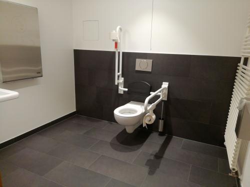 Rollstuhl-WC (UG)