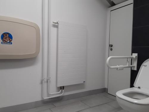 WC-Anlage mit Rollstuhl-WC