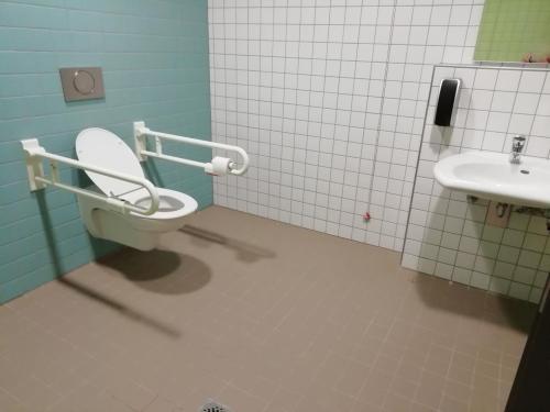 Rollstuhl-WC Sauna (1. OG)