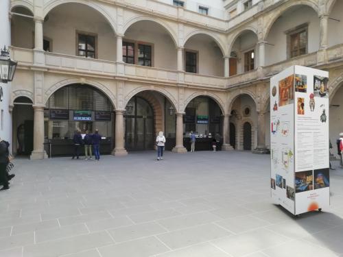 Kleiner Schlosshof mit Kasse