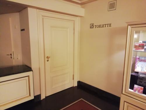 Rollstuhl-WC Damen (EG-linkes WC)