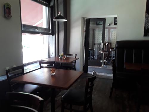 Gastraum und Bar (Innenbereich)