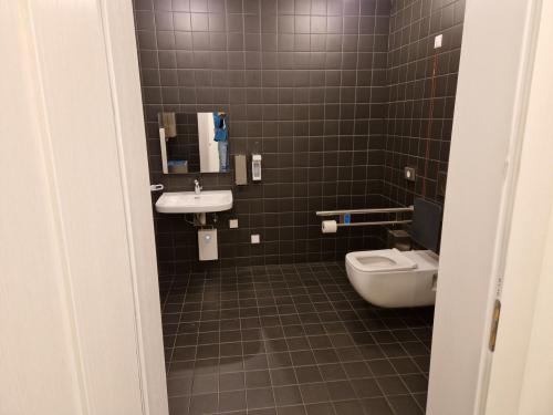 Rollstuhl-WC Ostflügel (OG)
