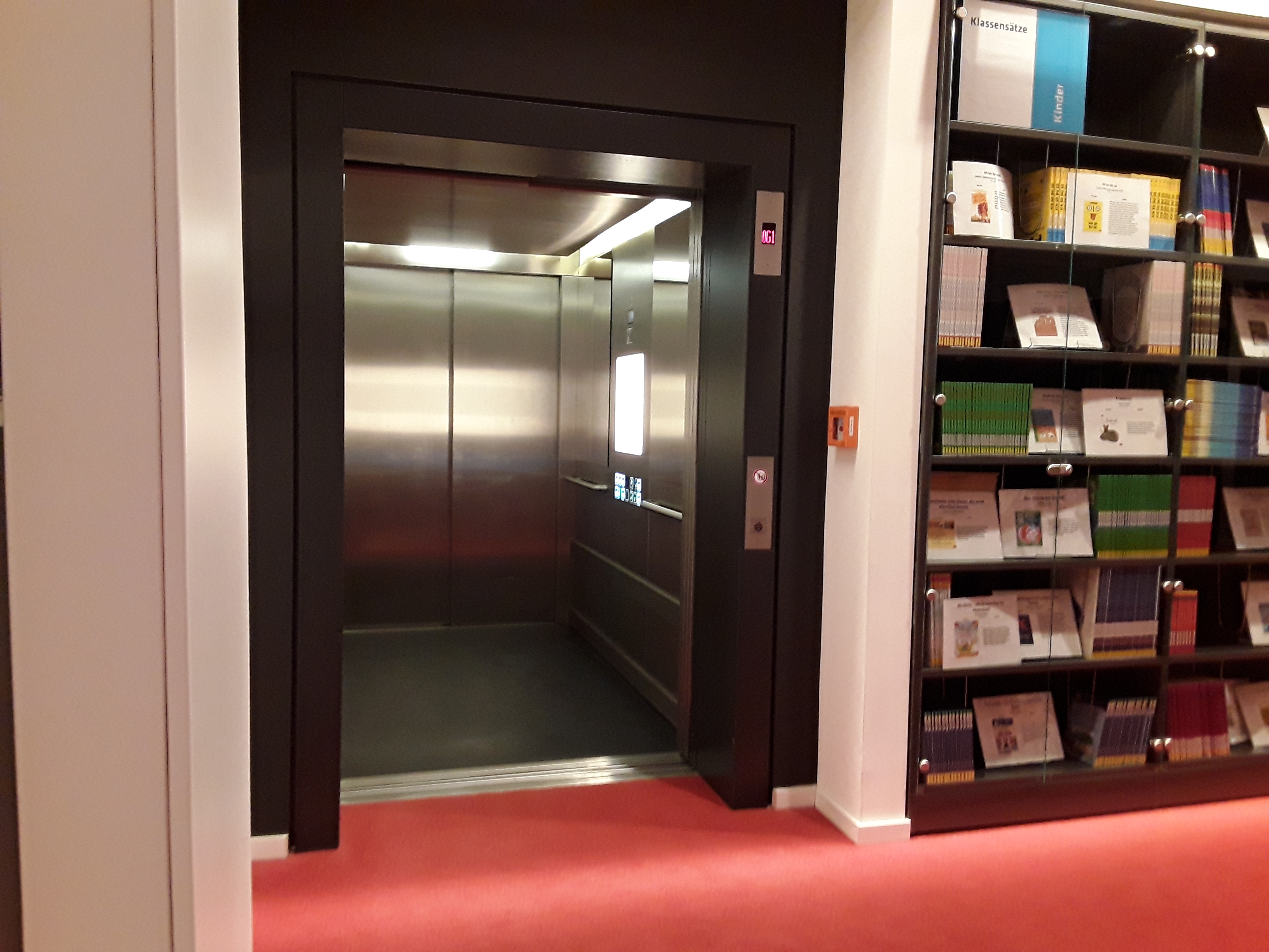 interner Aufzug der Bibliothek Ostseite
