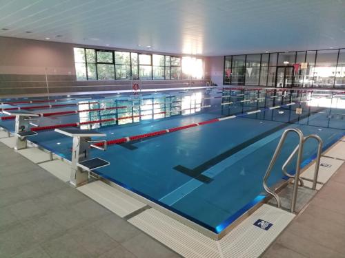 großes Schwimmbecken