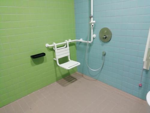 Rollstuhlgeeignete Dusche Damen Schwimmhalle