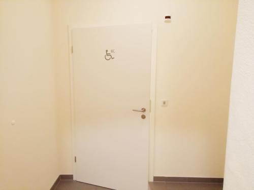 Rollstuhl-WC (3. OG)