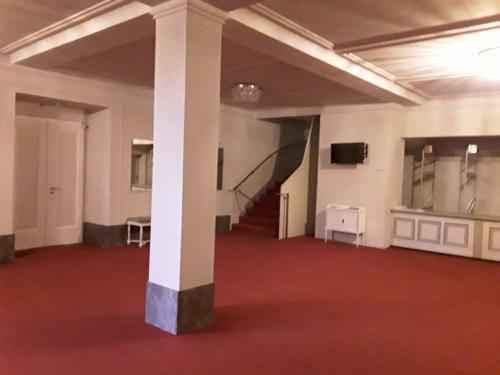 Foyer am 1. Rang mit Garderobe und Pausenversorgung