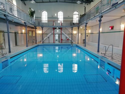 Schwimmbecken (Ebene 3)