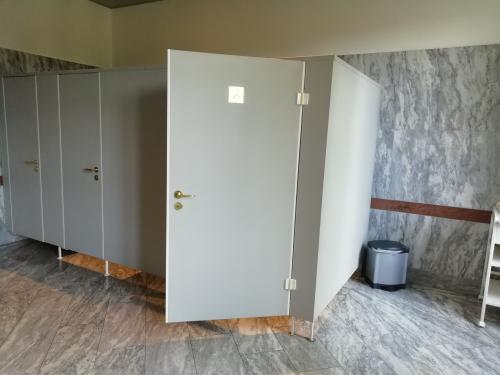 Rollstuhl-WC Damen (Untere Etage Westflügel)