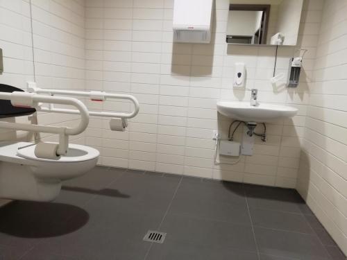 Rollstuhl-WC Damen (1. OG - O.12)