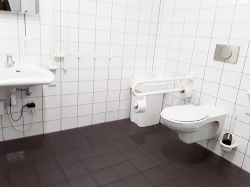 Behinderten-WC im Simmel-Center Albertplatz