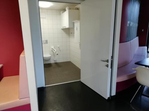 Rollstuhl-WC im Pinguin-Café