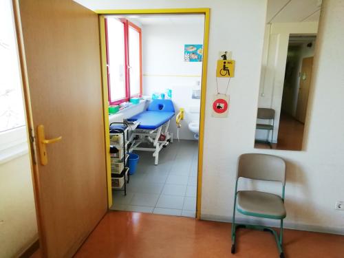 Rollstuhl-WC Jungen Haus C (2. OG)