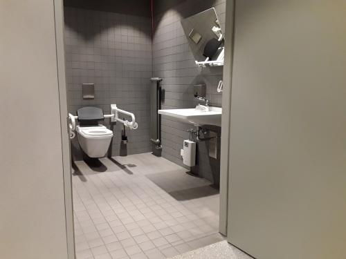 Rollstuhl-WC (2. OG)