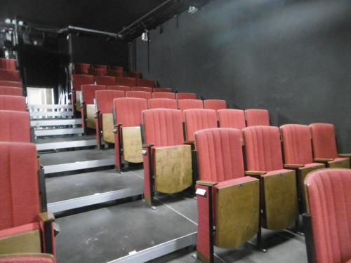 Theatersaal im Hof rechts