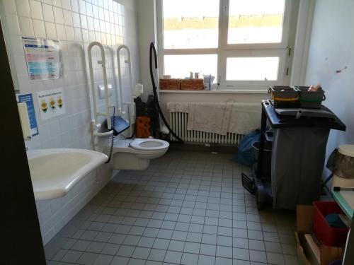 Rollstuhl-WC (1. OG - 111)