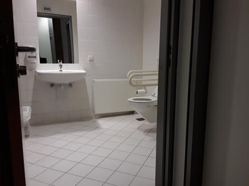 Rollstuhl-WC (Kopfbau Süd im Erdgeschoss)