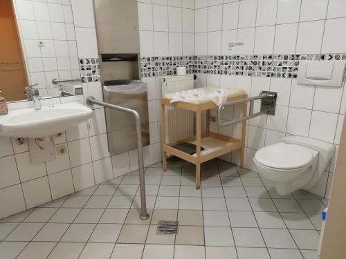 Rollstuhl-WC (Erdgeschoss)