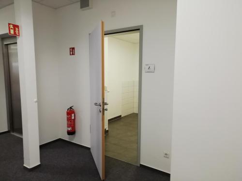 Rollstuhl-WC (1. OG - 1.070)