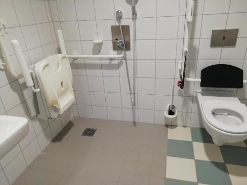 Rollstuhlgeeignete Dusche Schwimmhalle (Ebene 3)