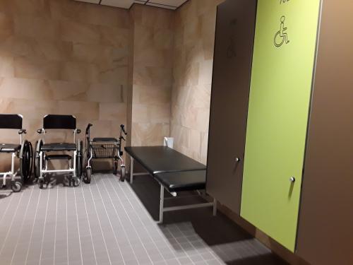 Rollstuhlgeeignete Umkleide (Bereich Sauna)