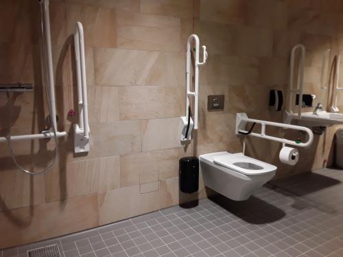 Rollstuhlgeeignete Dusche (Bereich Sauna)